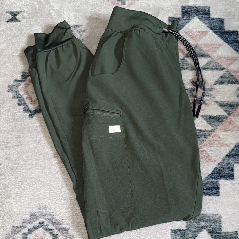 Green epic extra extra small, skinny scrub pants